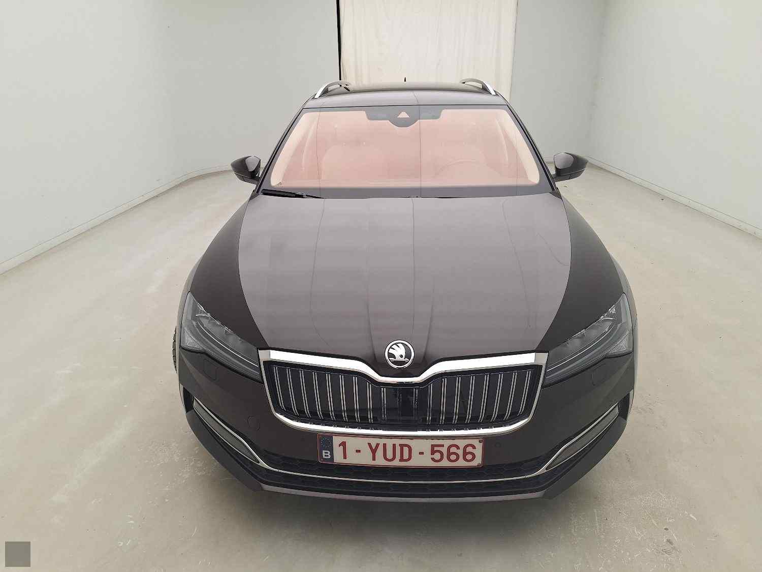 Slika vozila &Scaron;KODA Superb