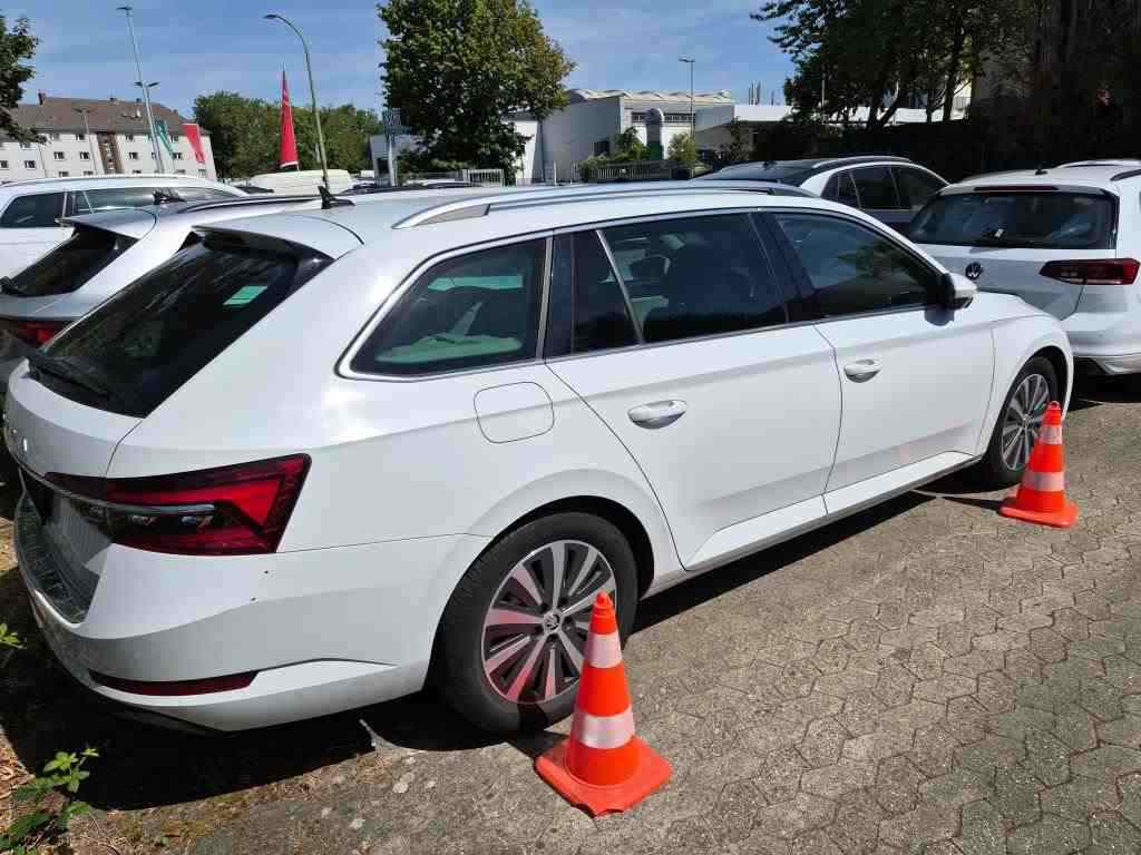 Slika vozila &Scaron;KODA Superb